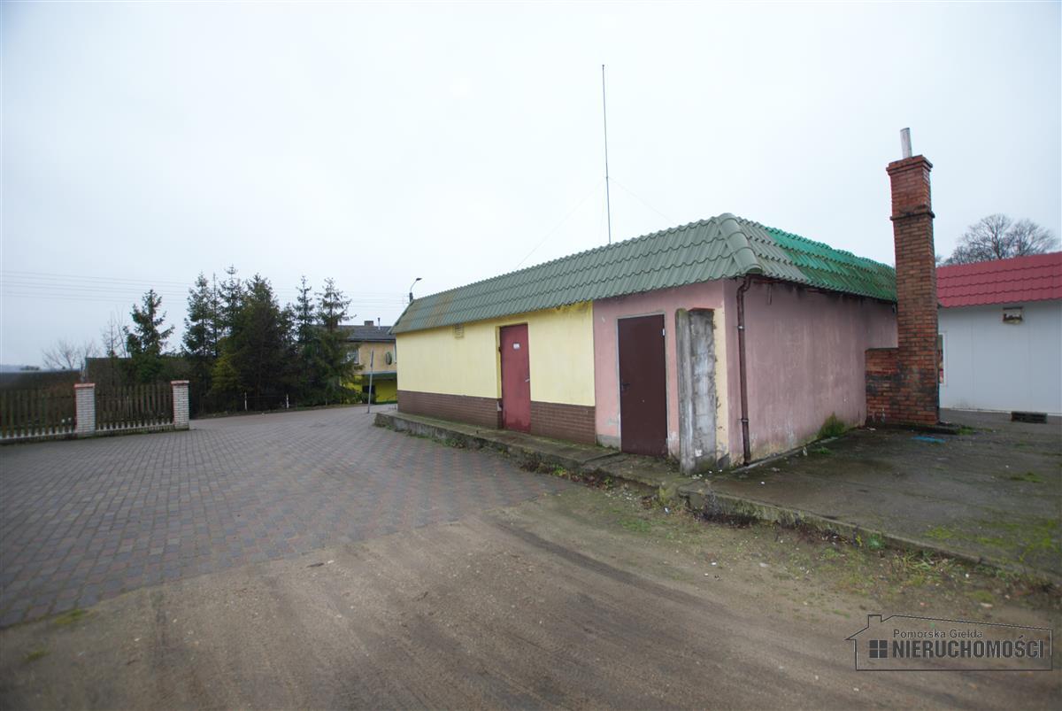 widok na budynek i otoczenie budynku